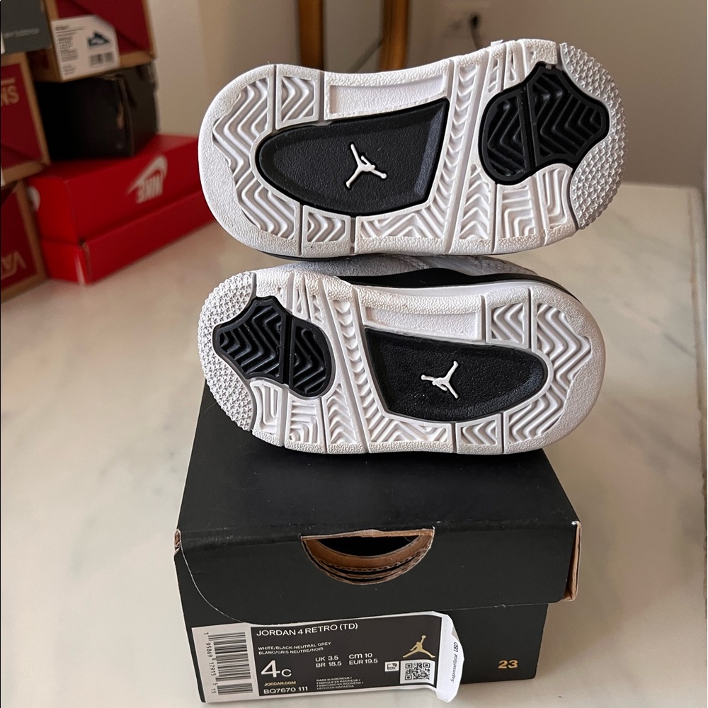 Jordan 4 Retro - Picture 2 of 3